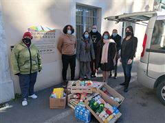 Remise de la collecte solidaire par Catherine Lister, vice-présidente en charge du Lien Social