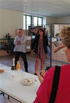 Josian CABROL, président de la Communauté de communes du Minervois au Caroux présente Aline CHAMBERT, la photographe, auteur de l'exposition "La Fragilité".