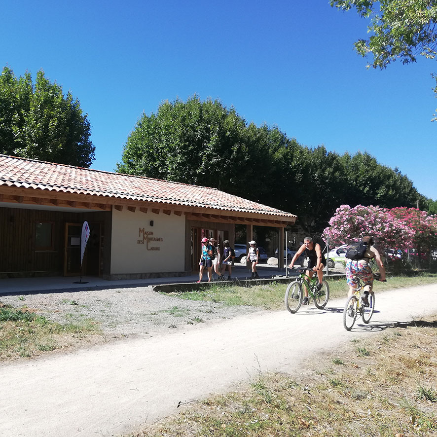 Maison des Montagnes du Caroux vue de la Voie Verte